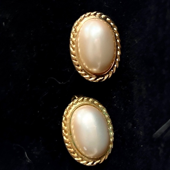 Gorgeous Vintage TRIFARI Signed Faux Pearl Clip
Earrings - Picture 5 of 5